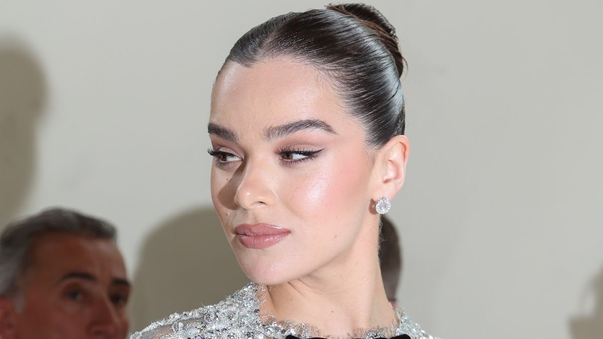弓、切り抜き、高いスリットが付いたヘイリー・スタインフェルドのファッションウィークドレスは、クチュールショーで行ったのと同じように路上で信じられないほどに見えました