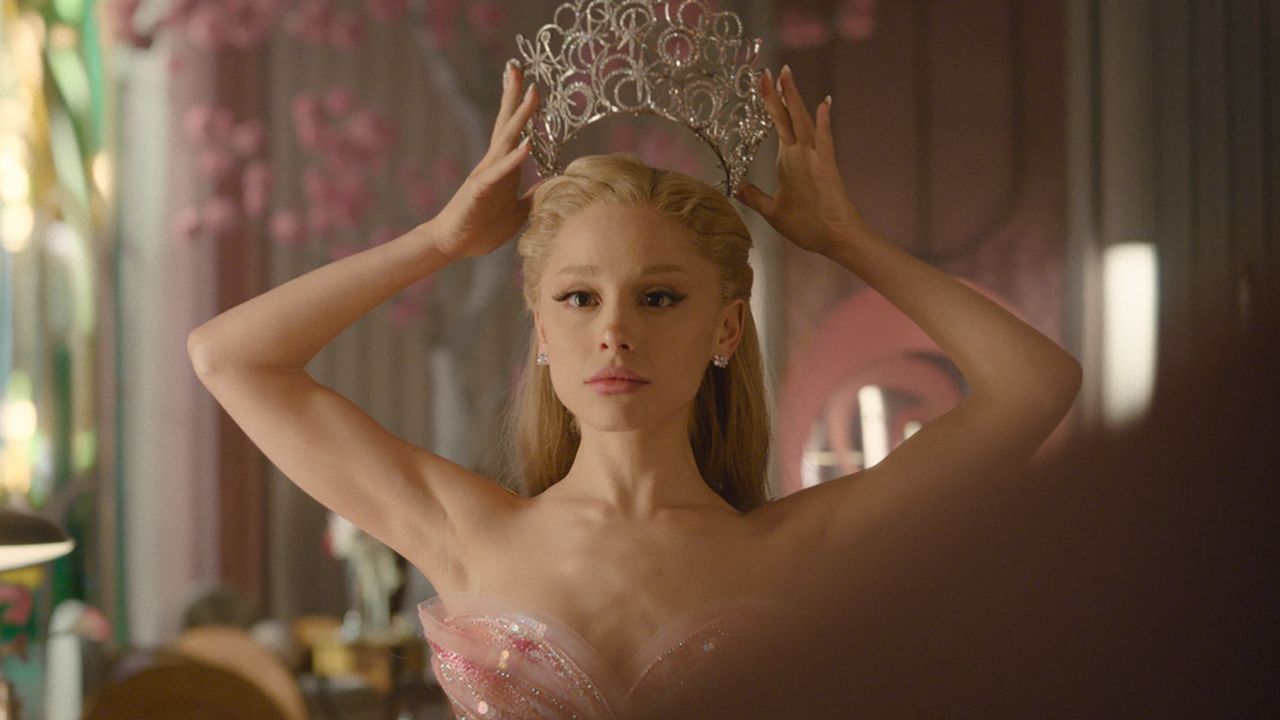 私はちょうどアリアナ・グランデとウィキッドを見つけました：ジョン・m・チュは次の映画を設定しました、そして、凍った才能が関係しています