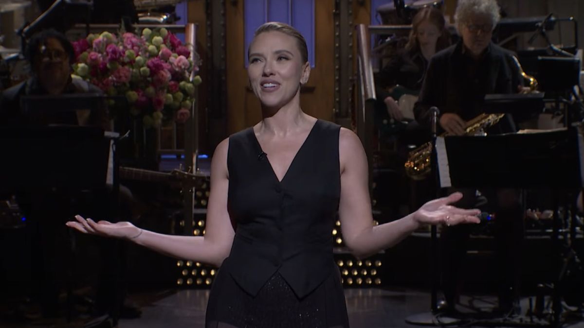 スカーレット・ヨハンソンはsnlのホストと、彼女が何度も何度も戻ってくるのかについて話しました