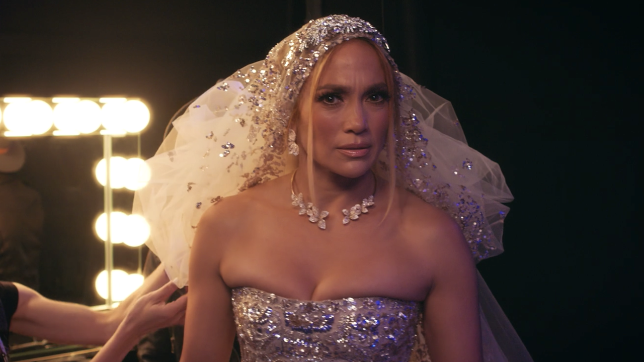 ファンがジェニファーロペスのコンサートの1つで「marry-me」ポスターを掲げて、彼女の反応はさわやかに率直でした