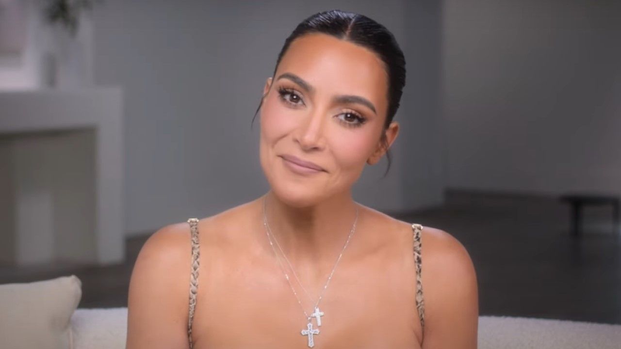 キム・カーダシアンは彼女のソーシャルメディアからビキニショットを神秘的に引っ張った（しかし、ファンは彼らが理由を知っていると思う）