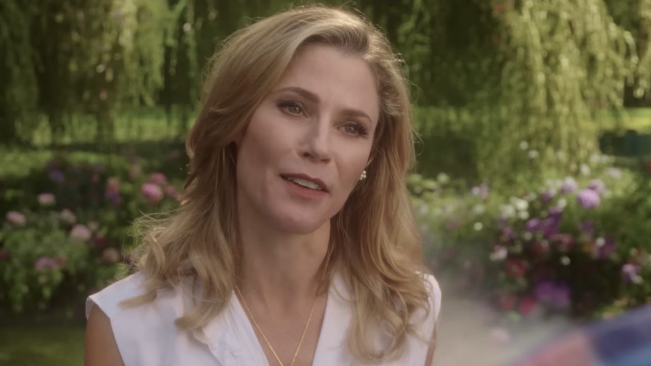 ジュリー・ボーエンは彼女の有名なハッピーギルモアランジェリーシーンに反応します（そして続編での大きなリターン）