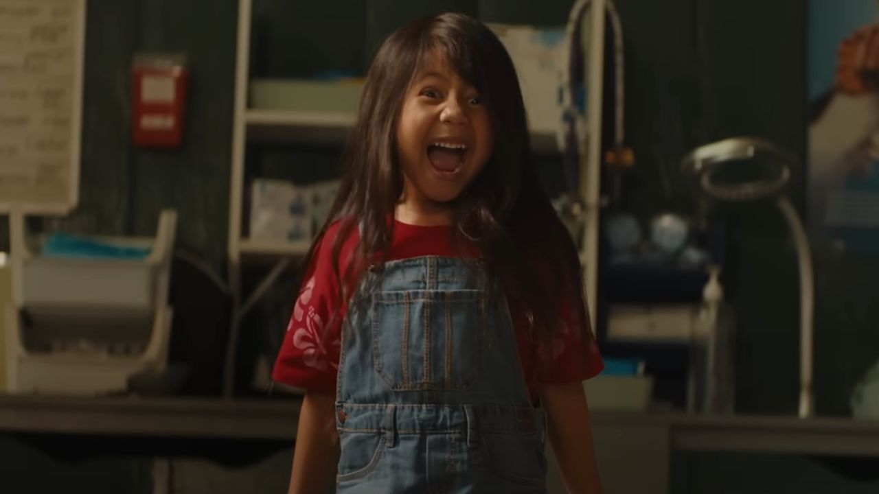 liloとstitchの若い星が10億ドルを稼ぐ映画に反応した愛らしい方法をご覧ください