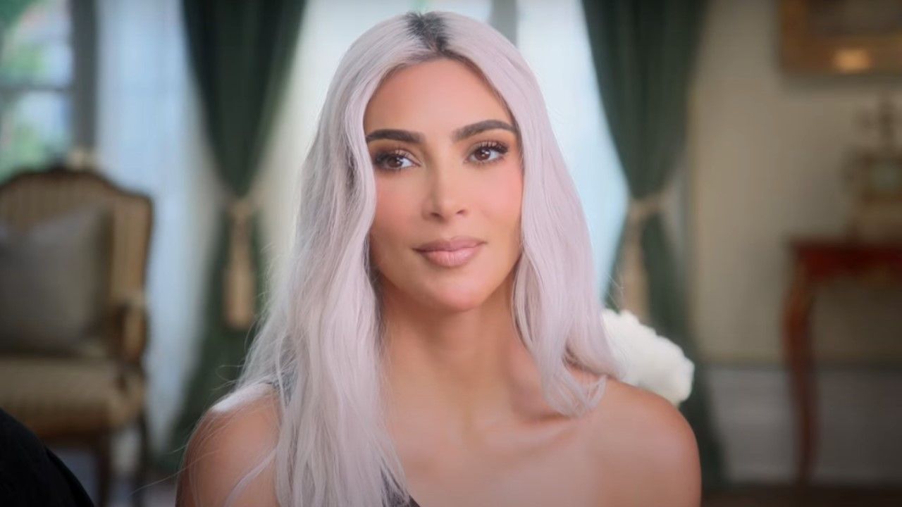キム・カーダシアンは新しいスキムのフェイスラップをデビューし、インターネットはフィールドデイを持っています。