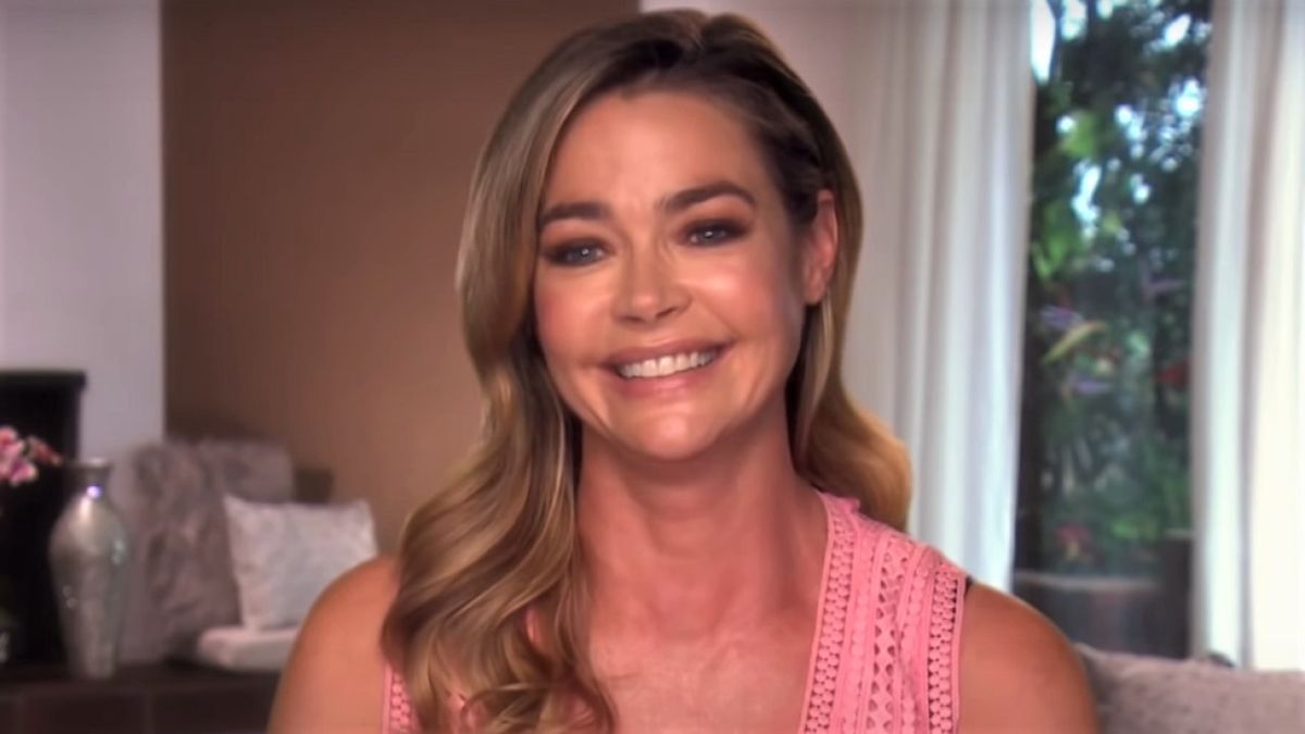 デニス・リチャーズの離婚文書は、彼女が毎月食べ物に費やしている野生の量に彼女がどれだけのお金を稼ぐかを明らかにします