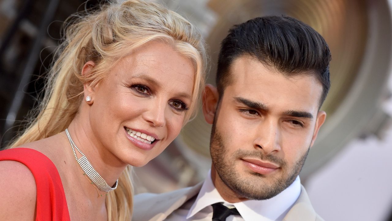 サム・アスガリは、彼らの結婚を「偽の気晴らし」と呼ぶブリトニー・スピアーズに応答します