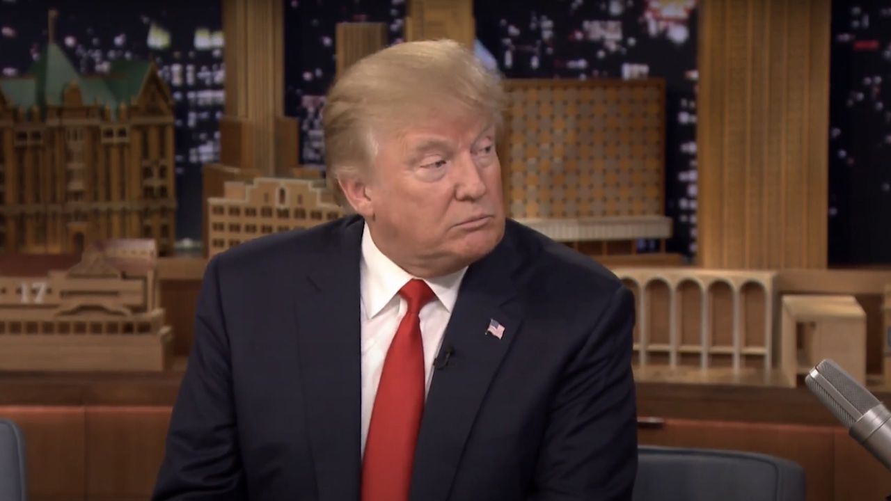 深夜のシェイクアップの中で、ドナルド・トランプは現在セス・マイヤーズとnbcでショットを撮っています