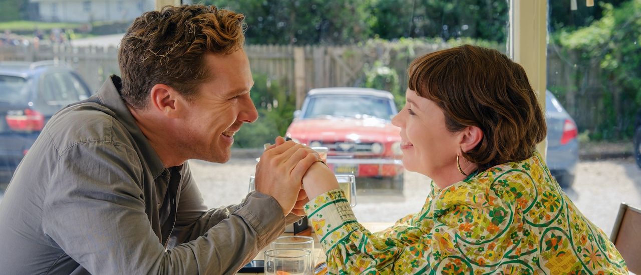 バラのレビュー：ベネディクト・カンバーバッチとオリビア・コルマンは反ロマンチックなコメディをリードしています、そしてそれはこれ以上苦くなりません