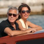 ジョージ・クルーニーはヴェネツィアの病気のベッドから集まったばかりで、アマルのドレスが火だからそれは良いことです