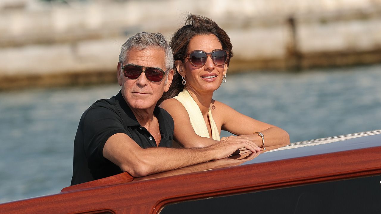 ジョージ・クルーニーはヴェネツィアの病気のベッドから集まったばかりで、アマルのドレスが火だからそれは良いことです
