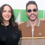 エルシー・ヒューイットは、ピート・デイビッドソンと一緒に最も甘いバスルームの鏡のセルフィーで彼女の赤ちゃんの隆起を披露しました