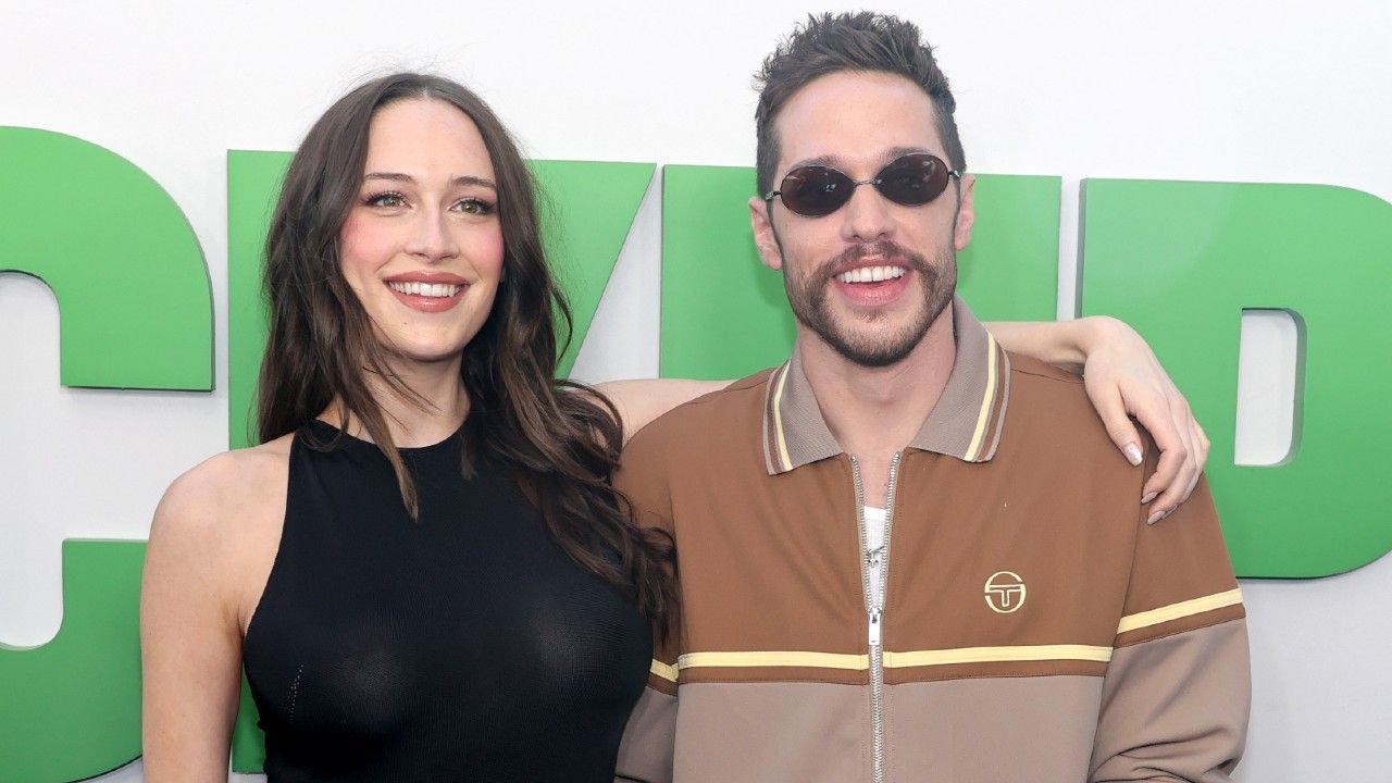 エルシー・ヒューイットは、ピート・デイビッドソンと一緒に最も甘いバスルームの鏡のセルフィーで彼女の赤ちゃんの隆起を披露しました
