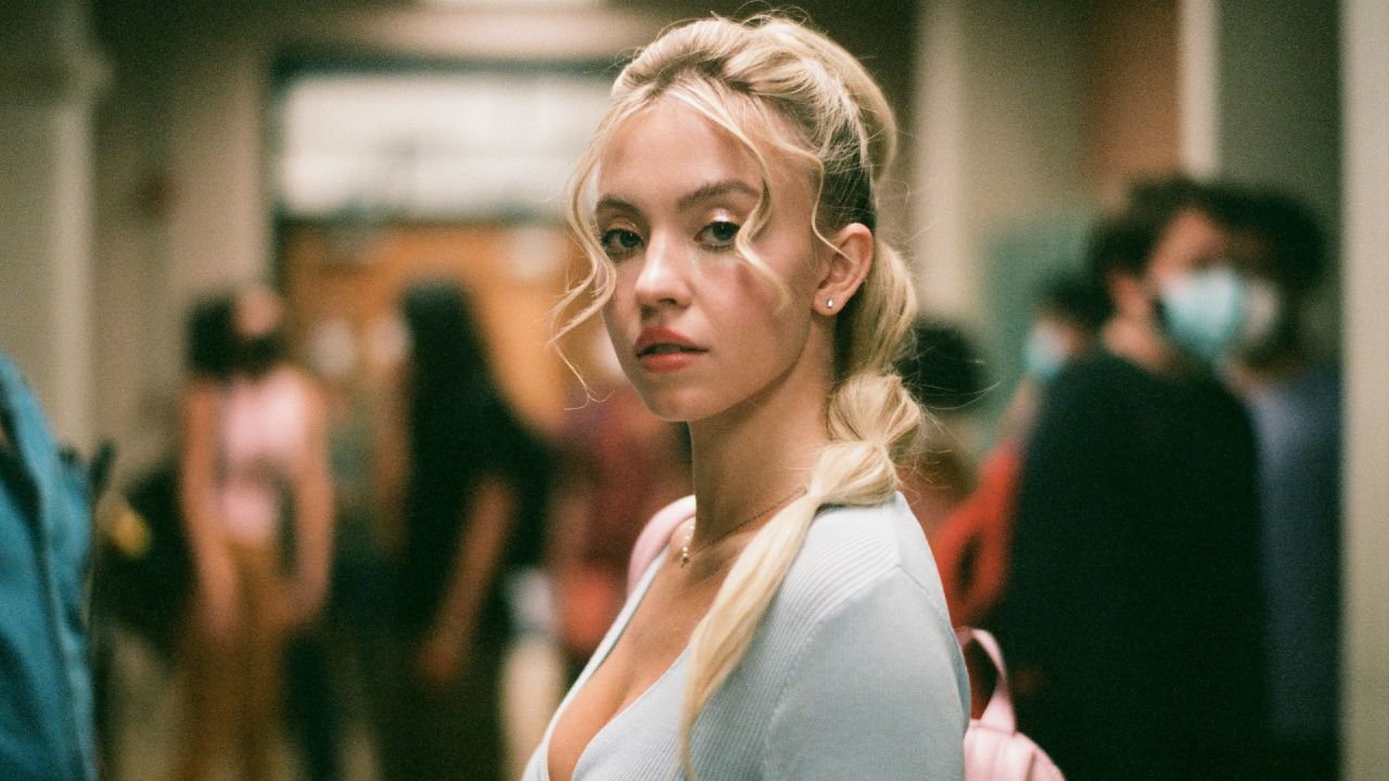 シドニー・スウィーニーは、陶酔感としての彼女の帰りをからかいます