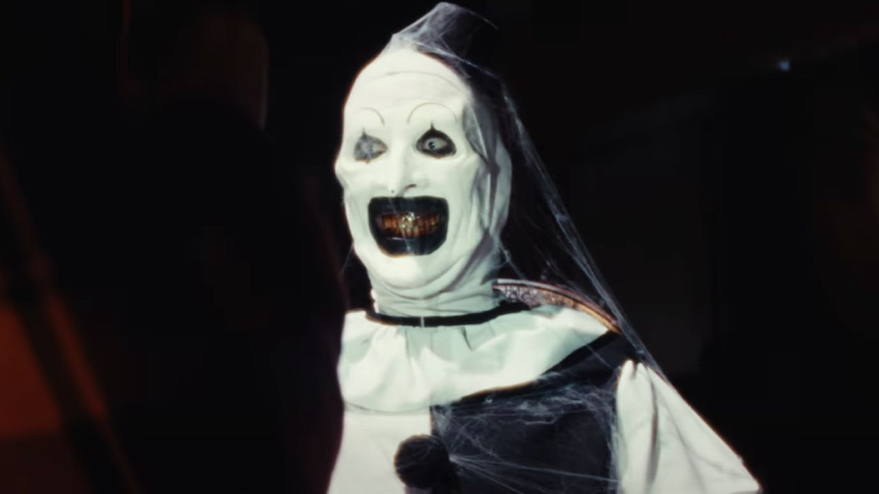 ユニバーサルスタジオがハロウィーンのホラーナイトのために恐怖をテーマにしたお化け屋敷をオープンすると、アートザピエロ俳優はファンのためにアドバイスを共有します
