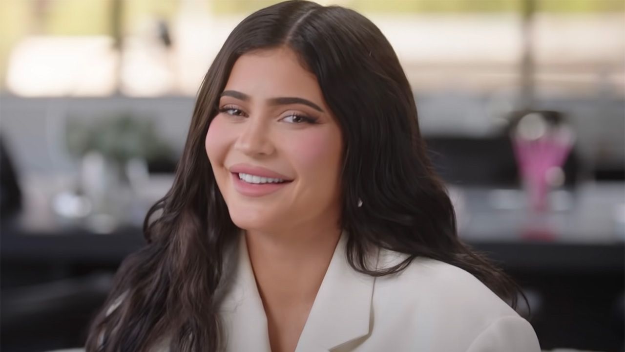 カイリー・ジェンナーは、彼女が誕生日プレゼントとして生まれた年からワインのボトルをつかみました。私はそれがどれだけ価値があるかを調べました、そしてすごい