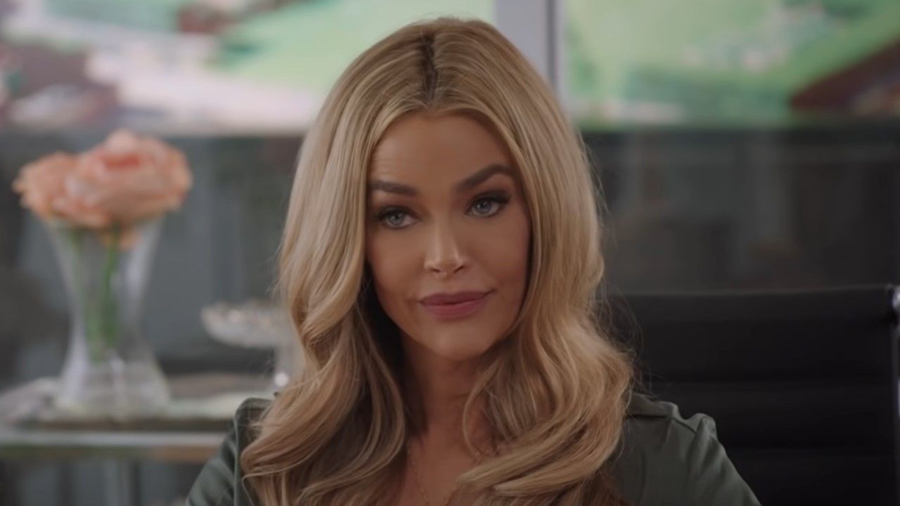 デニス・リチャーズは離婚の中でrhobhに戻っているようで、ファンはオンラインで鳴っています