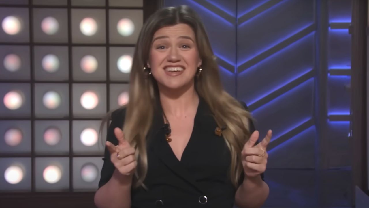その時、ケリー・クラークソンは彼女のショーを止め、彼女のイントロを逃した後、かわいいf爆弾を落としました