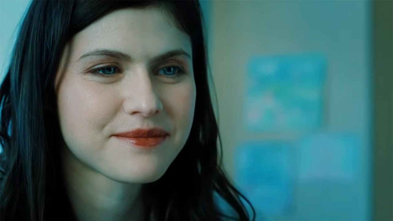 alexandra-daddarioは、ビジネスと低いカットスーツのパーティーをミックスしますが、私が最も夢中になっているのは彼女の新しい髪型です