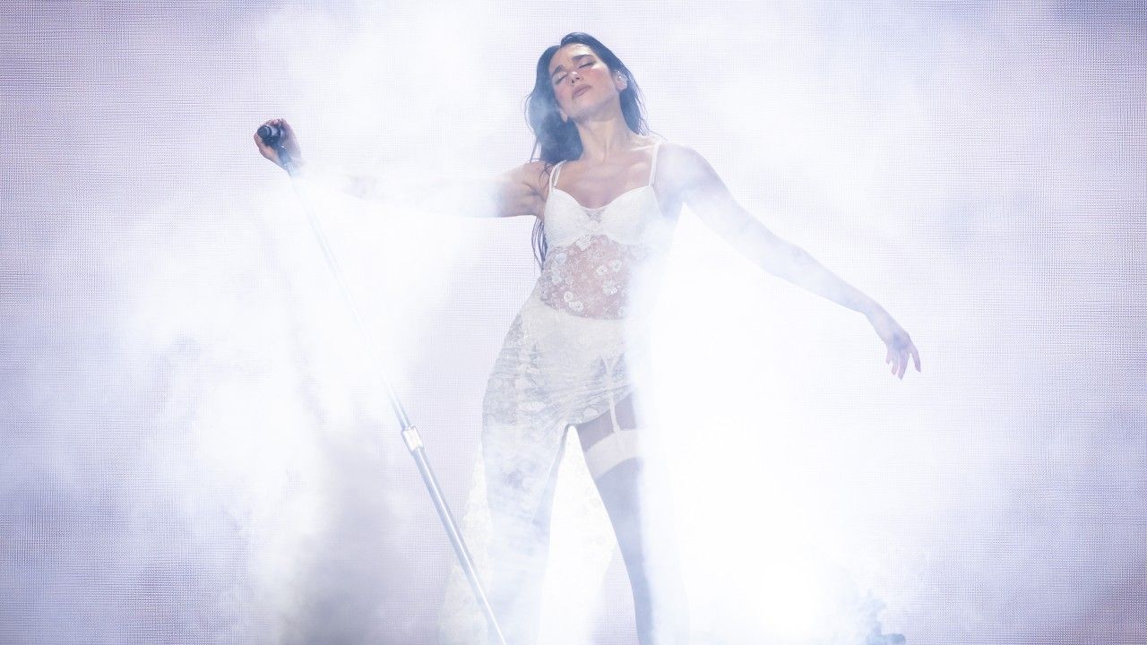 dua-lipaは、結婚式に白いドレスを着ているために口コミになりました。彼女がそれをしたと言う理由