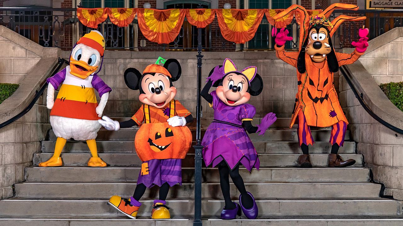 親愛なるディズニーとユニバーサル、あなたのハロウィーンのイベントで私の夏を混雑させるのをやめてください