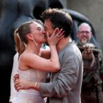 ジュラシックワールドのバイラルキスの写真の後、ジョナサンベイリーが戻ってきてスカーレットヨハンソンの首を噛んでいます