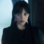 水曜日のシーズン2エンディング説明：最大のひねり、驚き、そしてその衝撃的な起源の物語を分解する