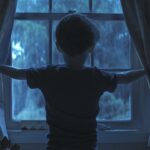 武器は2025年の最もクレイジーな映画の1つであり、世界を作るためのアプローチは皮肉で華麗でした