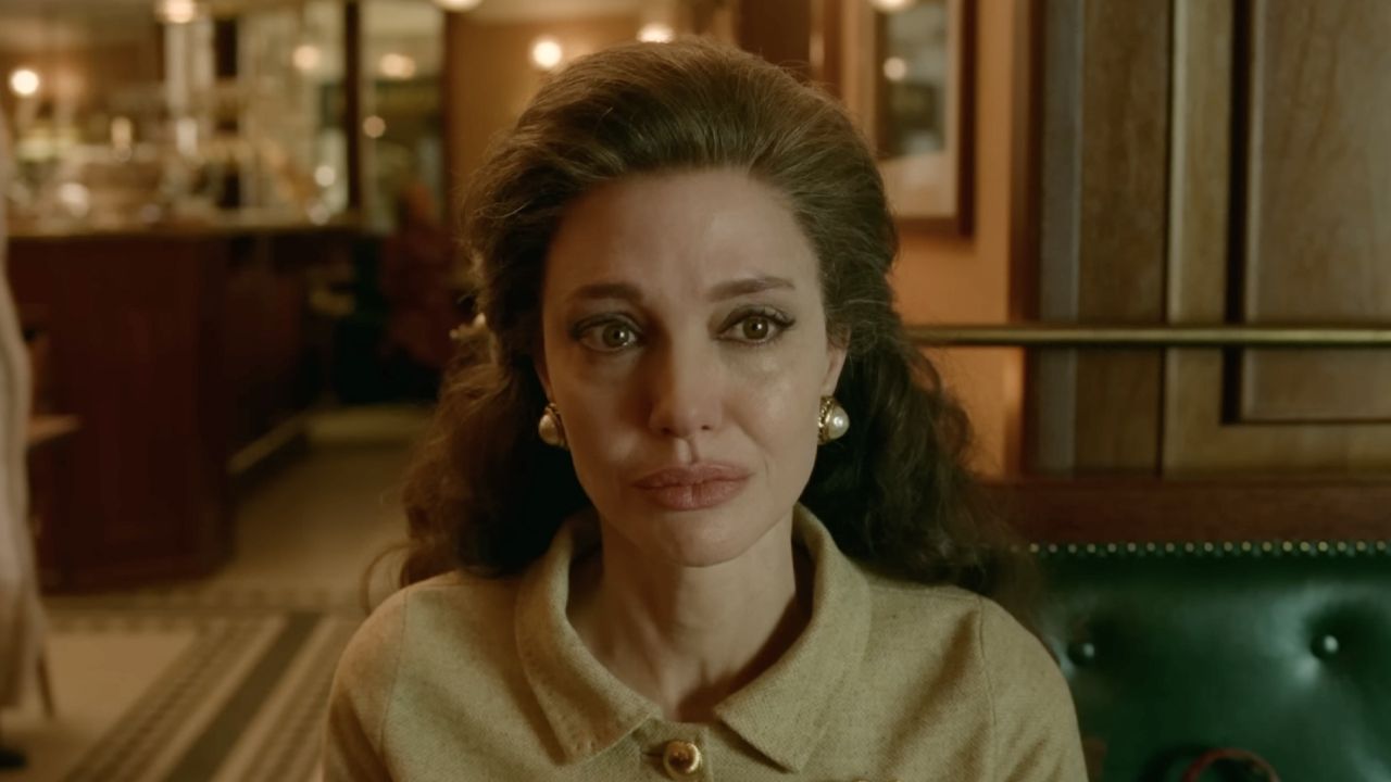 アンジェリーナ・ジョリーが彼女の亡くなった母親の癌の旅について話しながら感情的になるのを見る