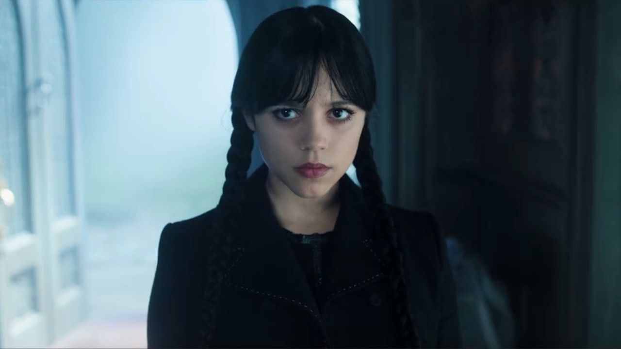 ジェナ・オルテガは、彼女がいつか監督したい映画の種類について議論しています、そして私はすでに私のポップコーンをつかんでいます