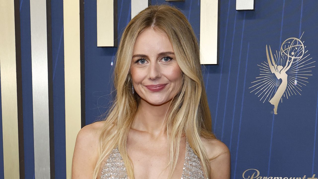 継承のジャスティン・ルーペは、彼女が火の頬を一緒にテープでテープで留めたことを認めていますエミーの外観