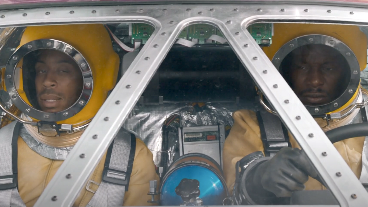 nbcユニバーサルのボスは、fast-and-furiousで悪名高いスペースシーンについて尋ねられたときに控えられませんでした
