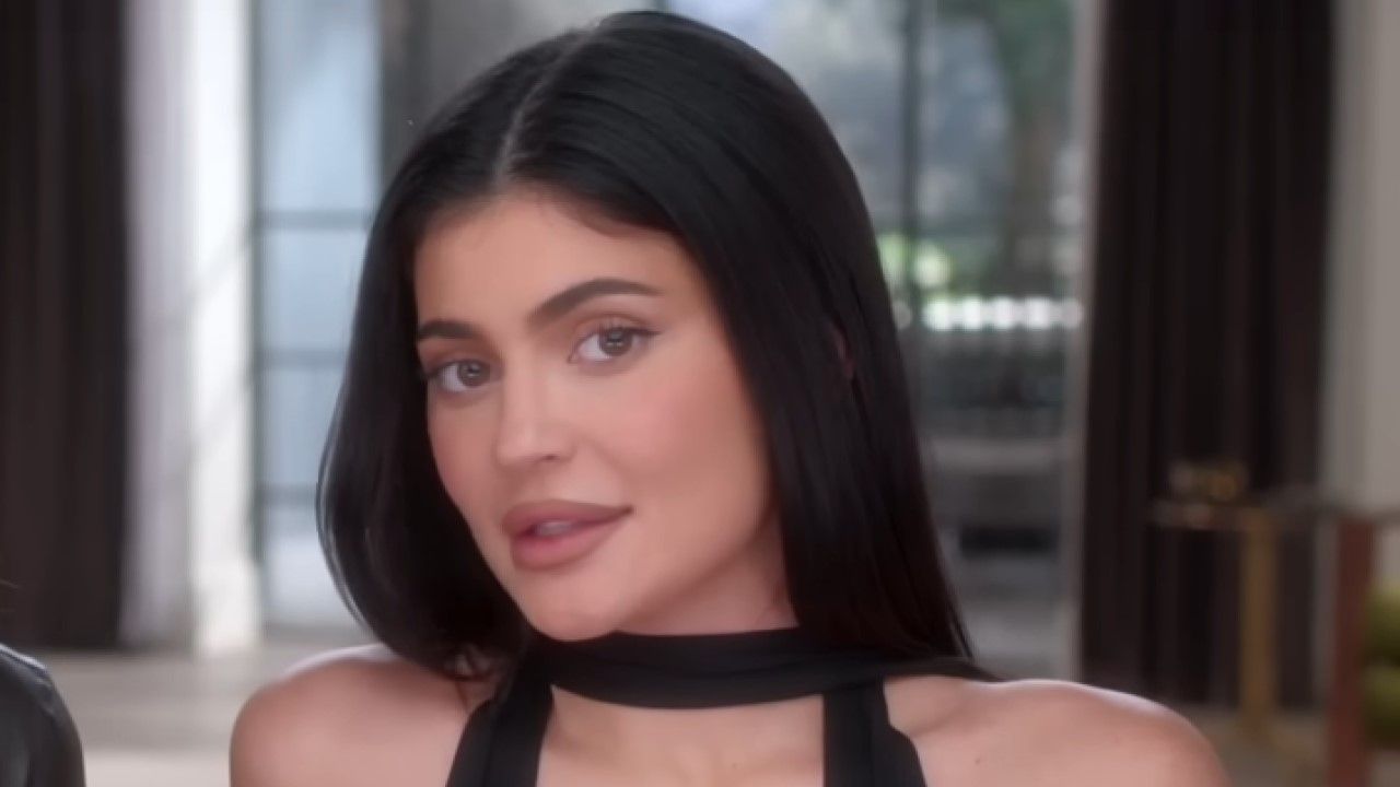カイリー・ジェンナーは、ピンクのラテックスランジェリーの魔法を信じさせてくれました(そして、仲間のヘイリー・ビーバーとスタッシもそれを愛しています)