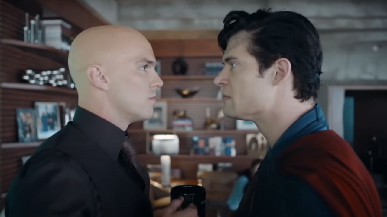 ジェームズ・ガンは、マン・オブ・トゥモローがスーパーマンとどのように異なるかを議論しますが、それはレックス・ルーサーの未来についての彼の考えです。