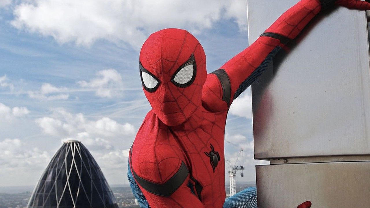 スパイダーマン:真新しいデイのトム・ホランドは、彼の新しいコスチュームは他のものとは「完全に異なる」と言います(そして、私はおしっこをするのが簡単だといいのですが)