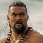 戦争局長は、ジェイソン・モモアの裸のglut部をセット写真で披露しました、そして彼らはそれを戦争の頬と呼ぶべきでした