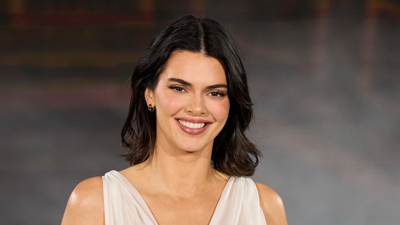 ケンドール・ジェンナーは、純粋な完璧さだった白いドレスでロレアルの滑走路ショーを閉じました(そしてもちろん、それについて投稿しました)