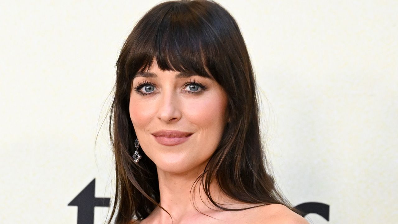 ダコタ・ジョンソンはいつもレッドカーペットの上に彼女の日焼けの線を揺さぶり、それは