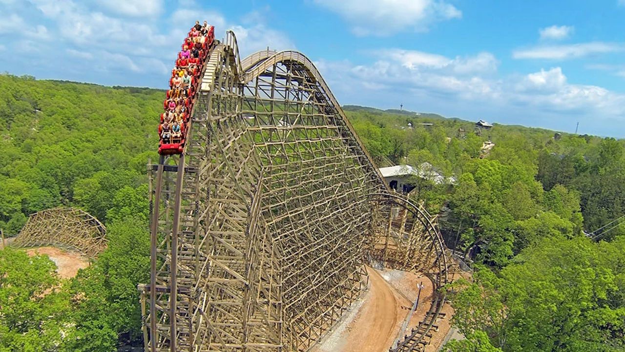私の子供たちはシルバーダラーシティで最初のジェットコースターに乗りました、そして私はドンします
