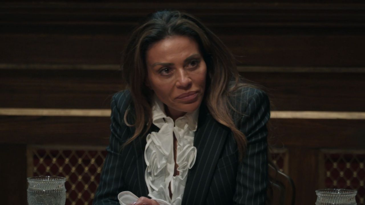 裏切り者とrhonjのアイコンdolores-cataniaは、侵略者が彼女の家に壊れたことを明らかにします