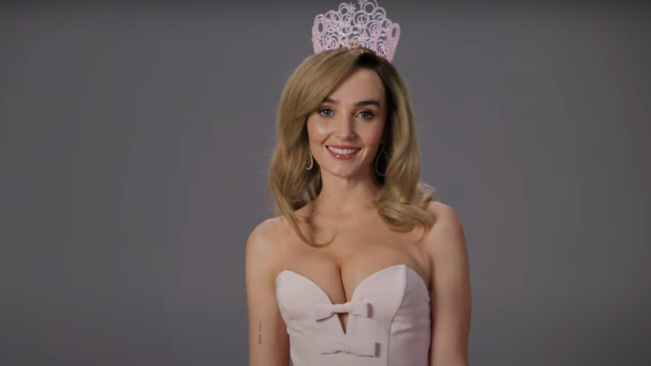 クロエ・ファインマン、偽シドニー・スウィーニーの「チェストプレート」を持ってスタジオ8hを走り回った(そしてsnlのインターンを怖がらせたと言われている)
