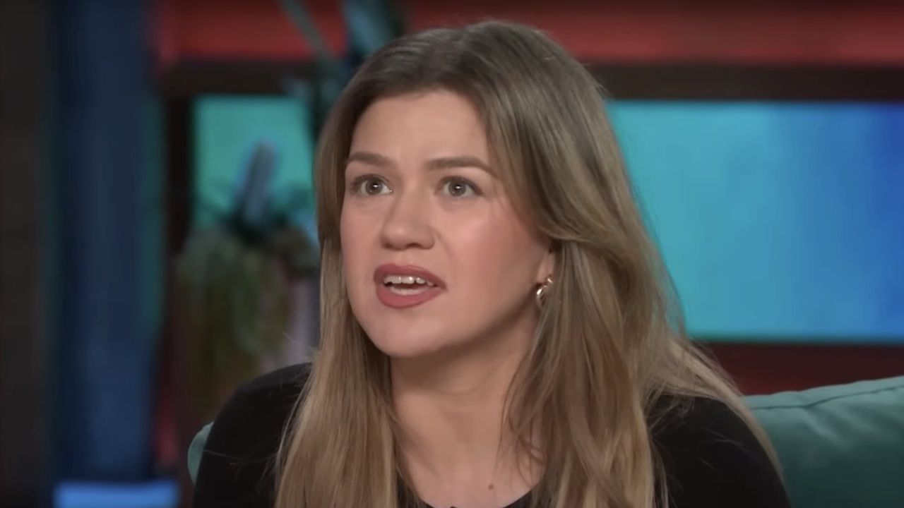 昨年、ケリー・クラークソンには「たくさんのことがあった」彼女のプロデューサーは、彼女がすべてのバランスをどのようにとっているのかを知りません