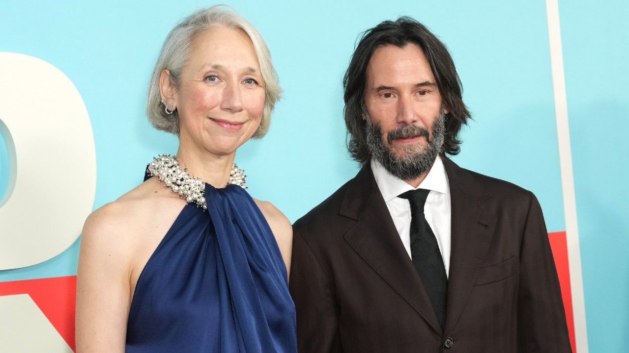キアヌ・リーブス、結婚後のガールフレンド、アレクサンドラ・グラントについて珍しい(そして愛らしい)コメントをする-噂大騒ぎ