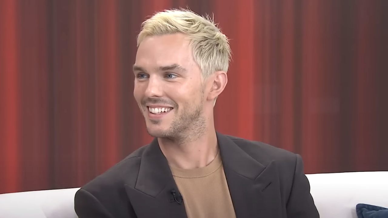 ニコラス・ホルト、話題となったブロンドヘアの裏話と家族の関与を明かす