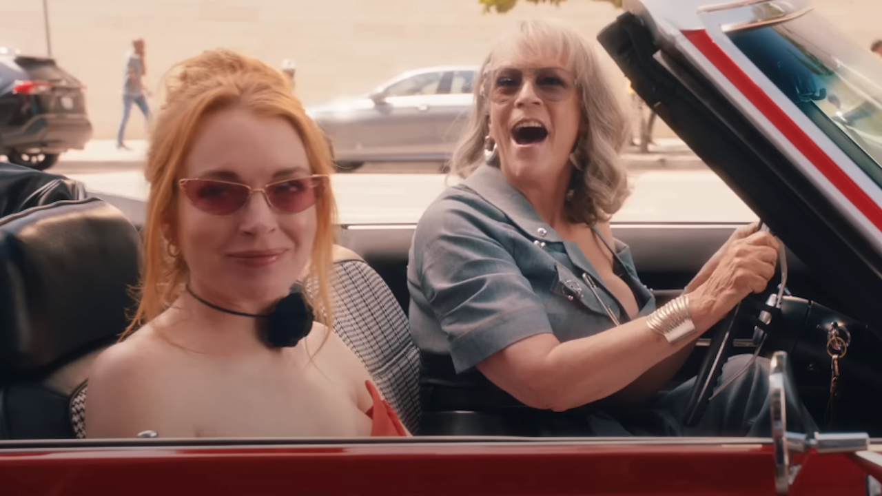 その時、ジェイミー・リー・カーティスの奇抜なフライデースタントドライビングは速くなり、ワイルド・スピード関連の賞賛が集まったが、リンジー・ローハンは助手席ではそれほど興奮していなかった
