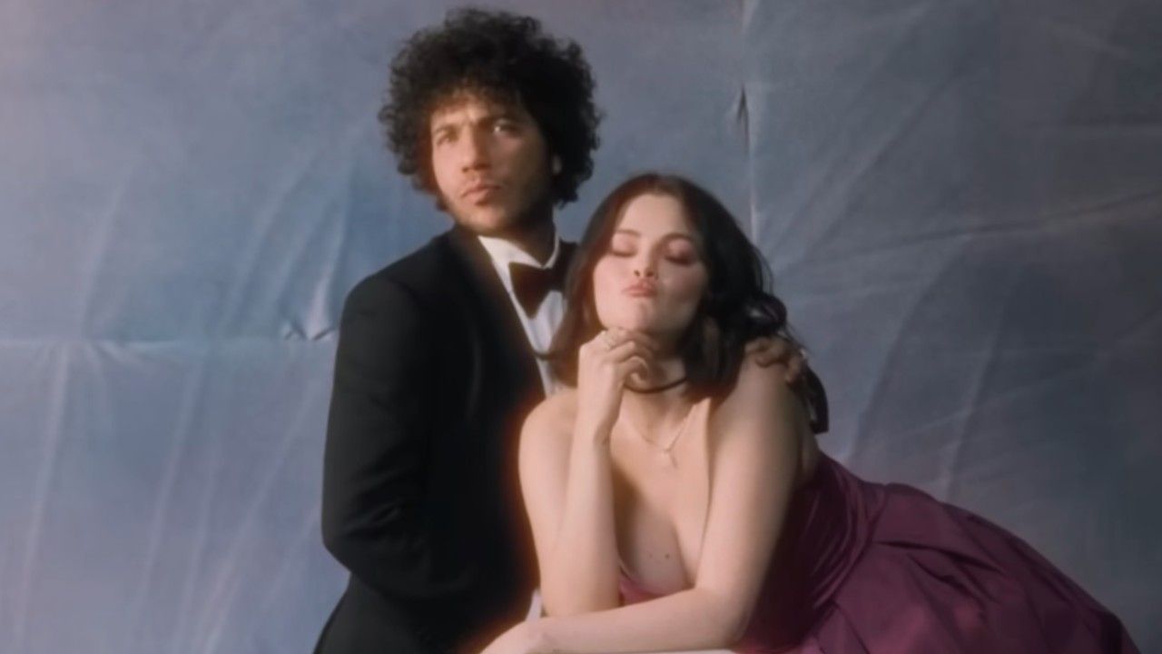 セレーナ・ゴメスとベニー・ブランコは夫婦としてレッドカーペットデビューを果たし、クラシックブラックを合わせた