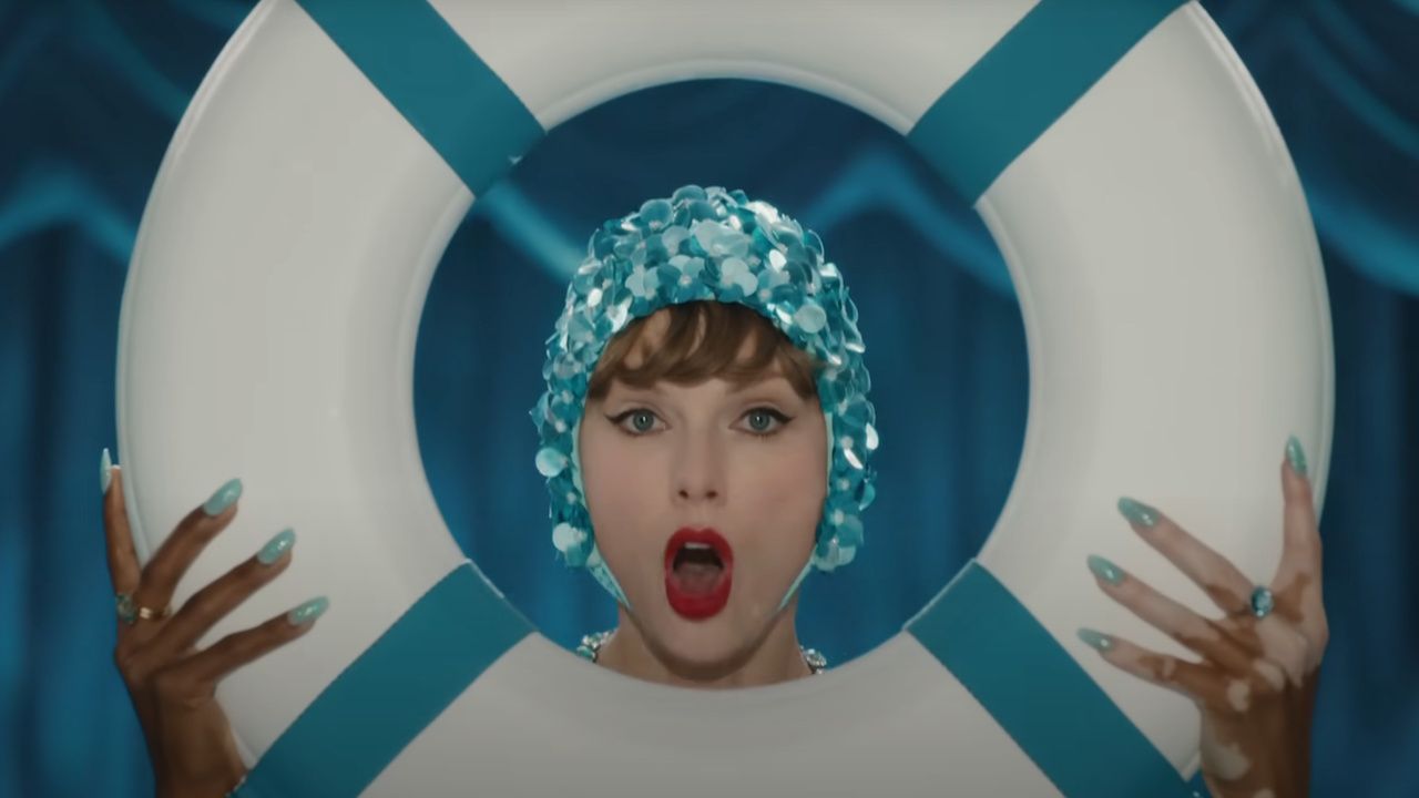 テイラー・スウィフトがチェーンメールのトレンドを復活させた、そのルックスの背後にある物語は予想よりもはるかに複雑だった