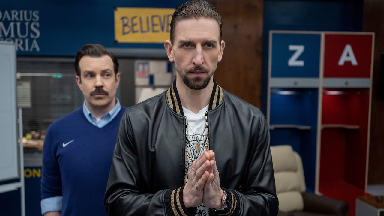 テッド・ラッソ-シーズン-3-のザヴァを覚えていますか?俳優が初日に主演スターの1人を誤って負傷させたことが判明