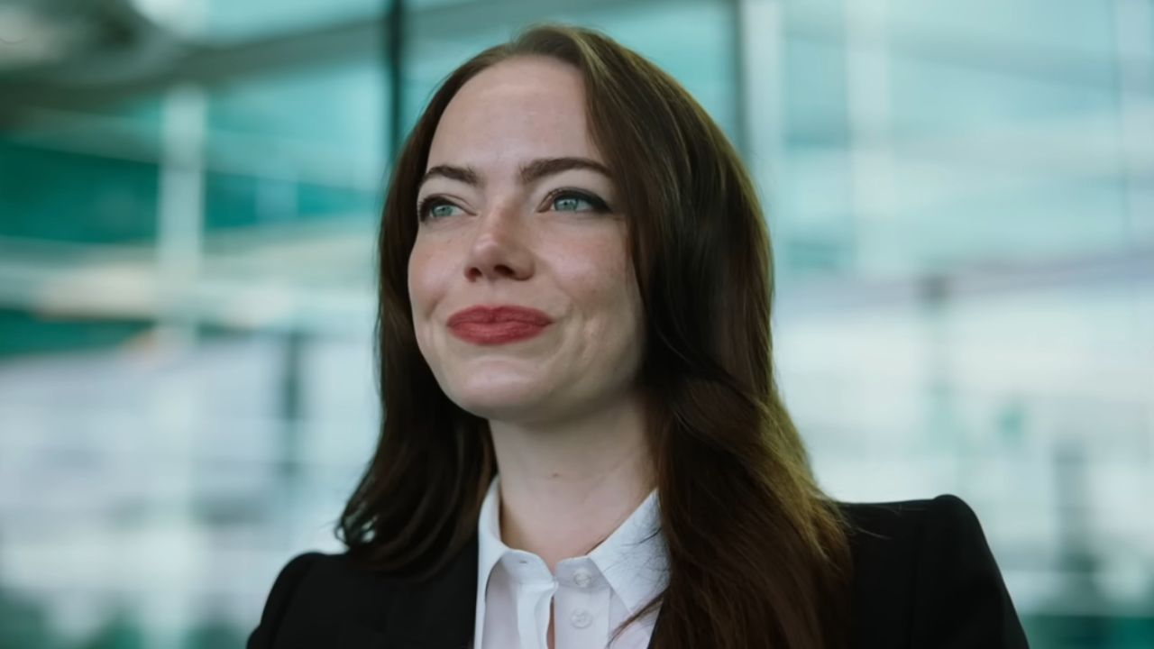 エマ・ストーン、「次回」にはスケッチができるとジョークを飛ばすエマ・ストーン、そして二人ともレイトショーが終わることを悟っている