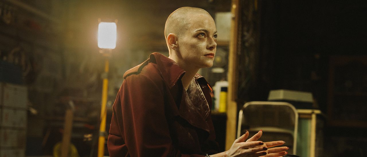 bugonia-レビュー:-エマ・ストーンは完璧な共同監督を見つけました、そして彼らが永遠に一緒に映画を作り続けることを願っています