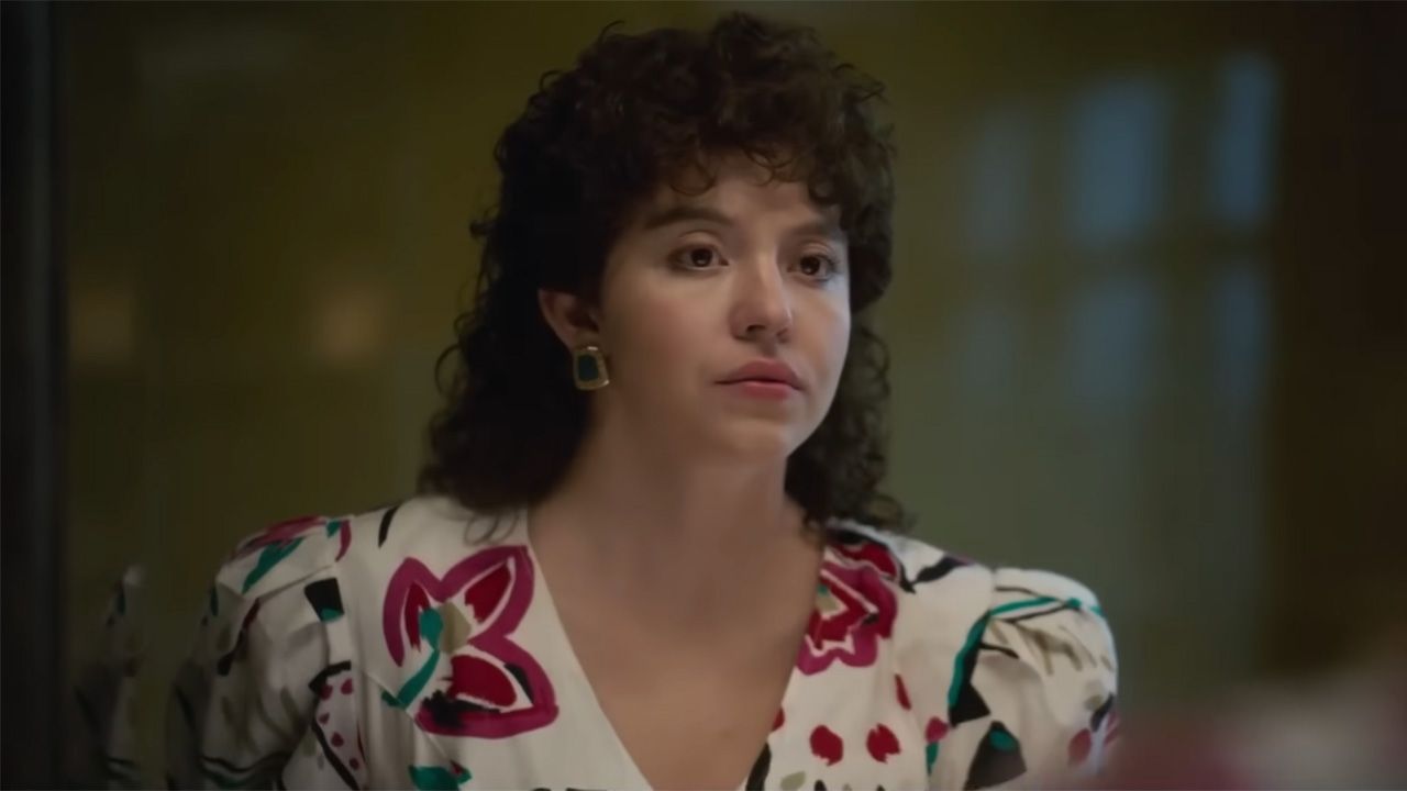シドニー・スウィーニー、クリスティ・プレミアではブロンドに戻り、ピンクのドレスを着てかわいらしい姿に